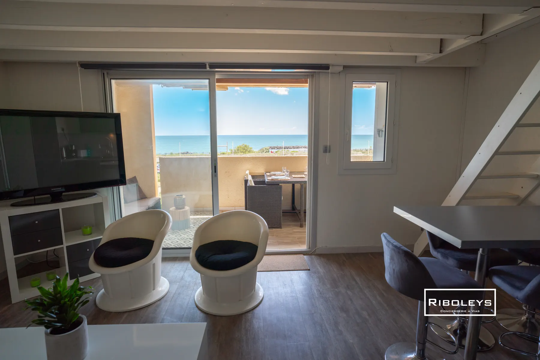 Salon avec vue sur la mer dans un appartement à Vias